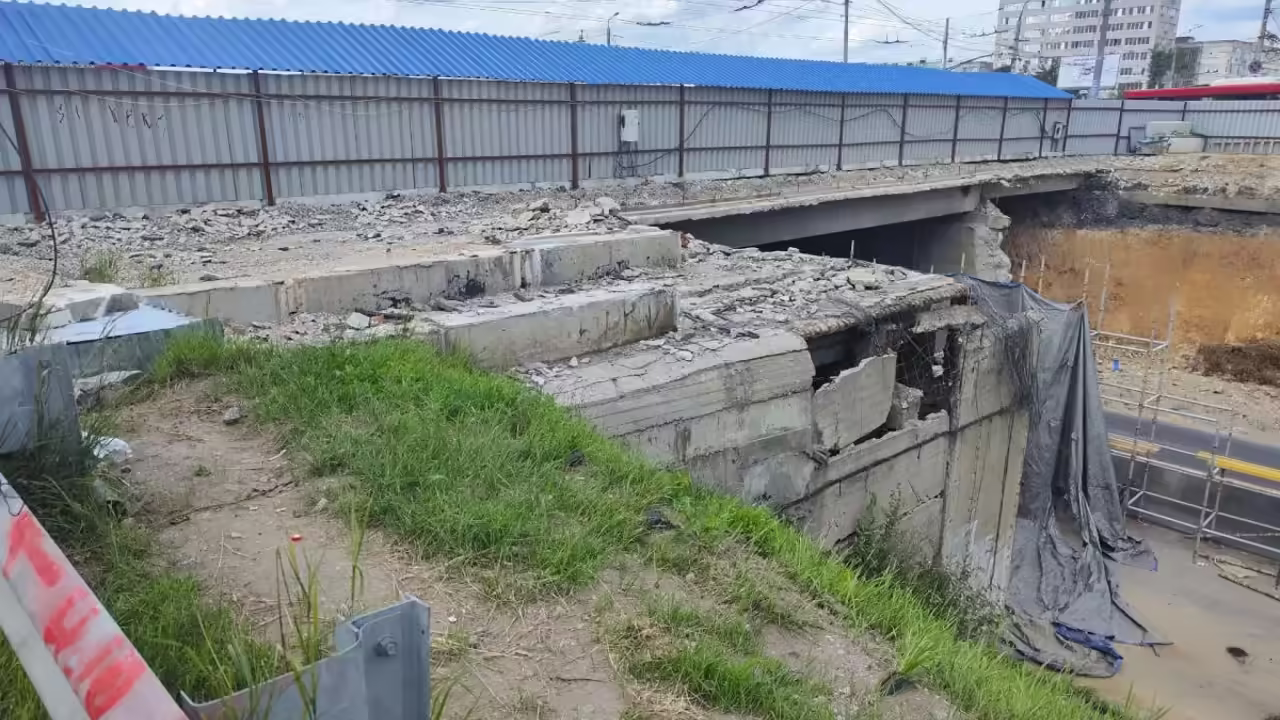 Жители показали кадры недостроенного Орловского путепровода