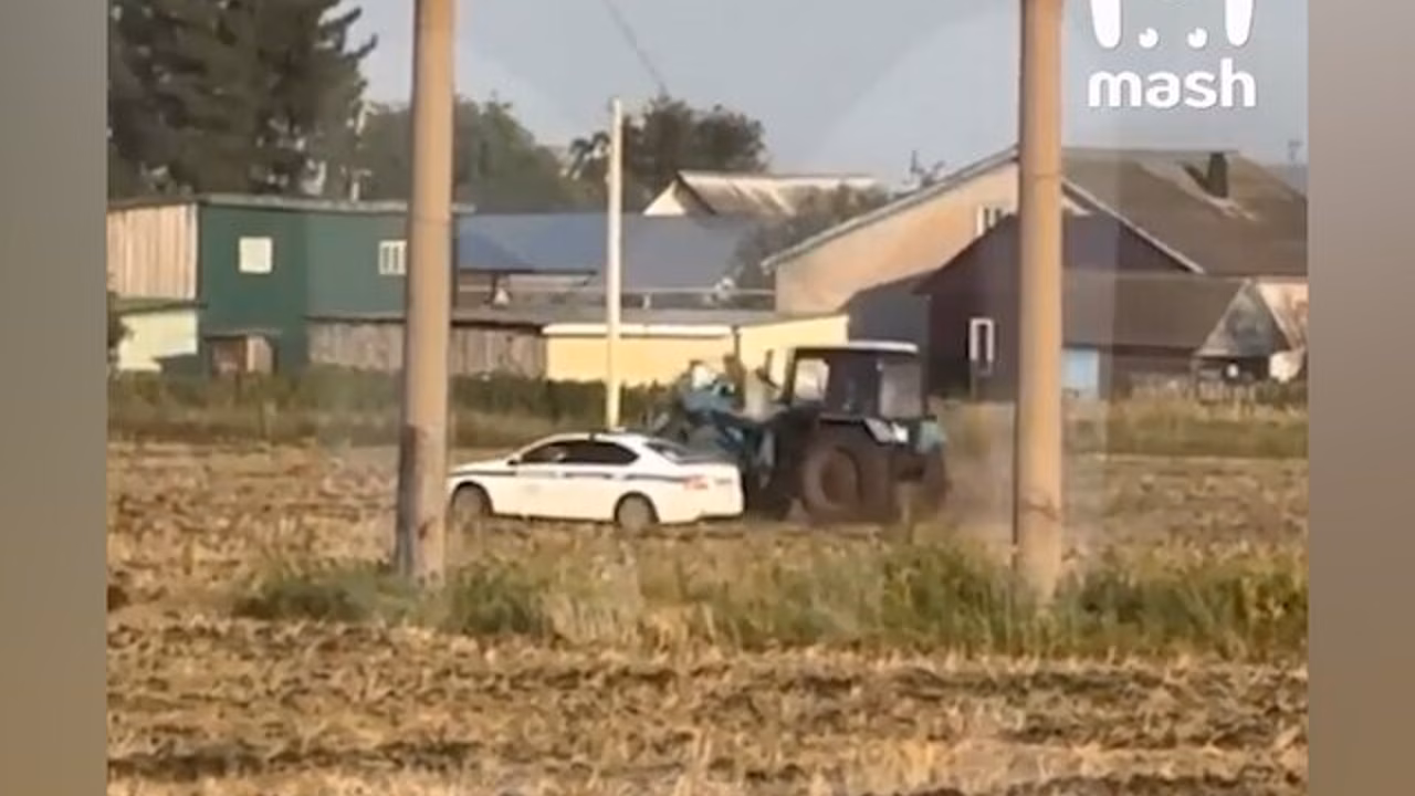 В Башкирии пьяный тракторист съехал в кювет, пытаясь скрыться от полиции