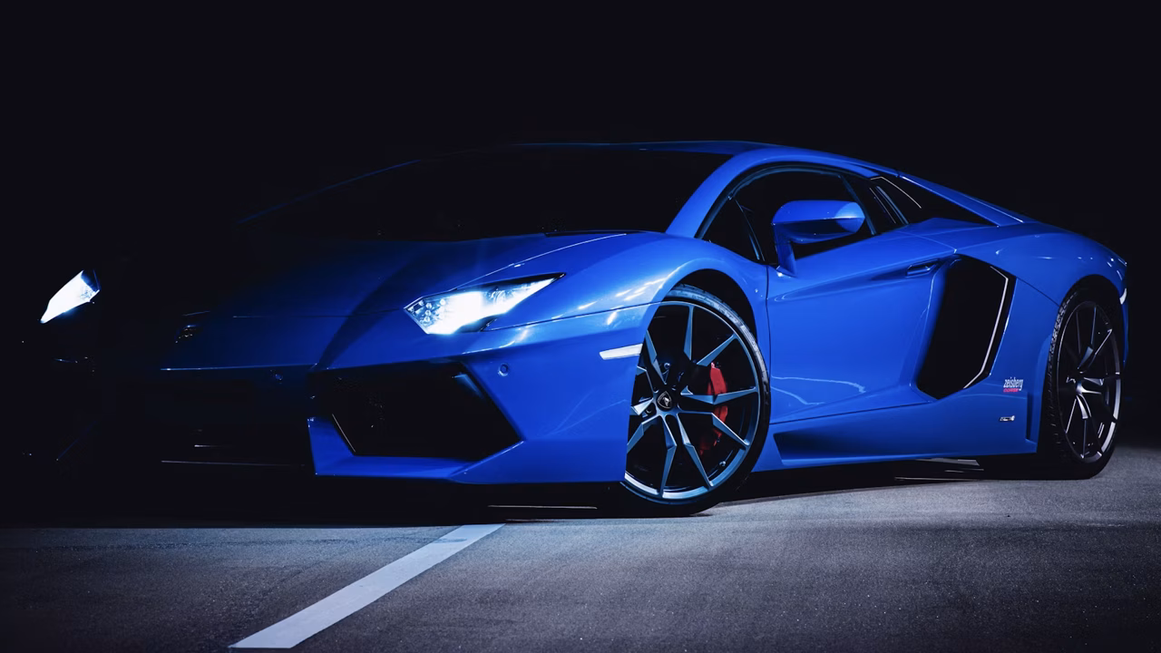 Lamborghini сбила человека и въехала в дом в российском городе
