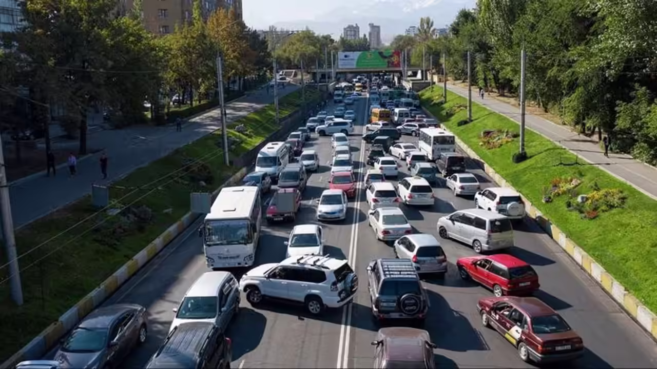 С пробками на трассах Бишкека будет бороться штаб во главе с мэром