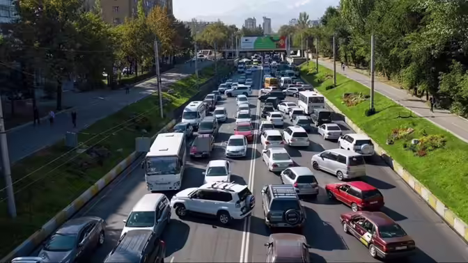 С пробками на трассах Бишкека будет бороться штаб во главе с мэром