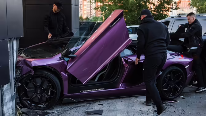 В Екатеринбурге Lamborghini врезался в дом: водитель мог быть сыном миллиардера