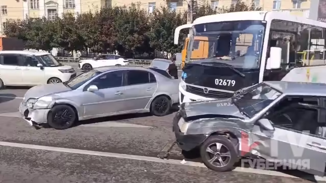 Автобус столкнулся с двумя легковушками в Воронеже