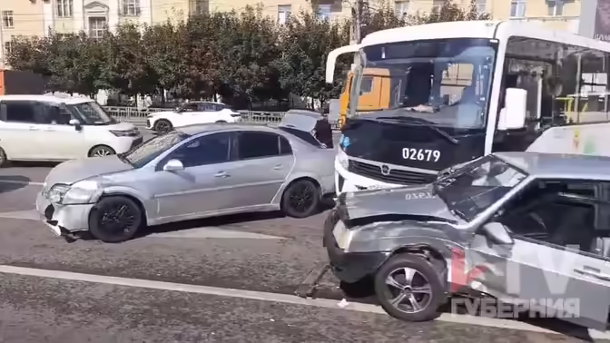 Автобус столкнулся с двумя легковушками в Воронеже