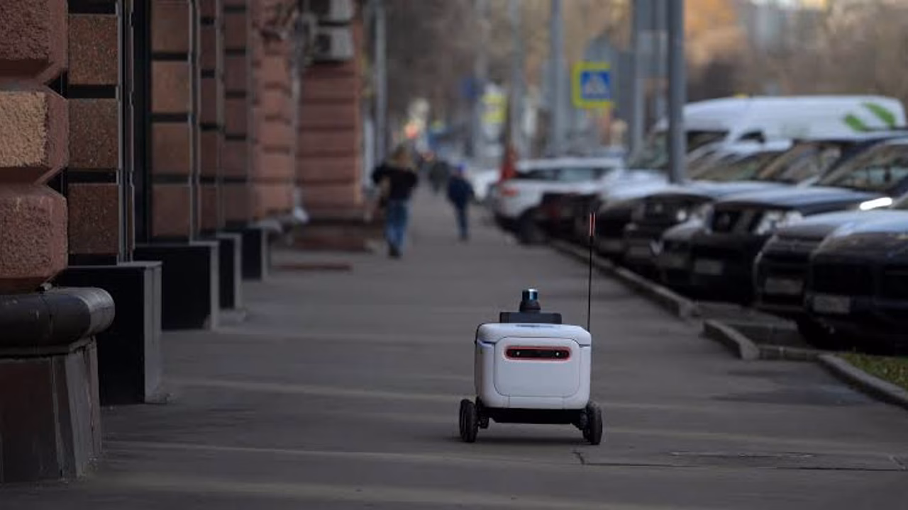Экскаватор на западе Москвы наехал на робота-доставщика