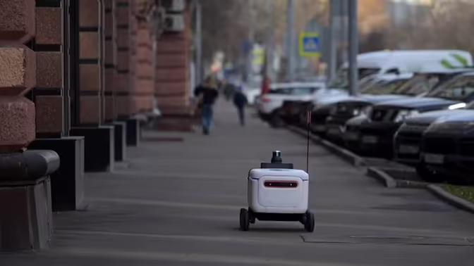 Экскаватор на западе Москвы наехал на робота-доставщика