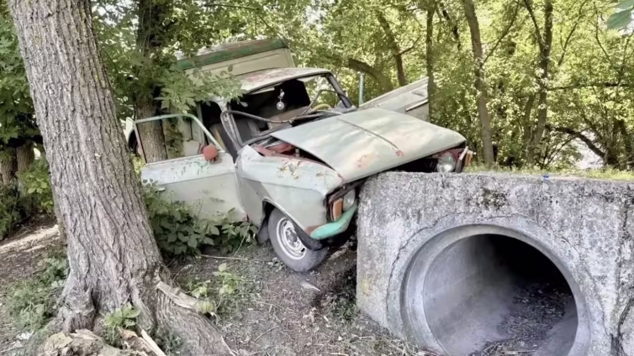 Воронежец слетел с дороги и врезался в бетонный сток