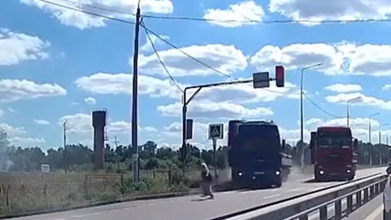 На объездной дороге Курска грузовик чуть не сбил женщину и машину с семьей
