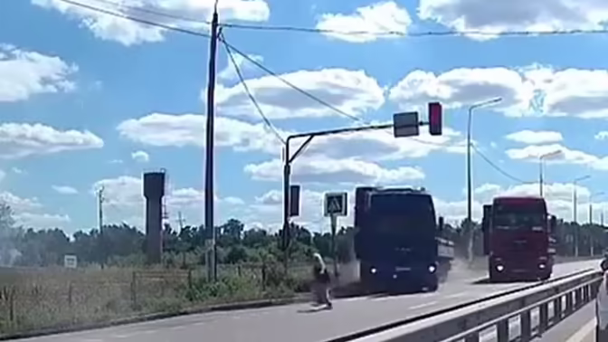На объездной дороге Курска грузовик чуть не сбил женщину и машину с семьей