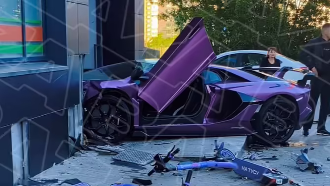 Lamborghini сына миллиардера врезался в дом в Екатеринбурге и сбил ветерана СВО