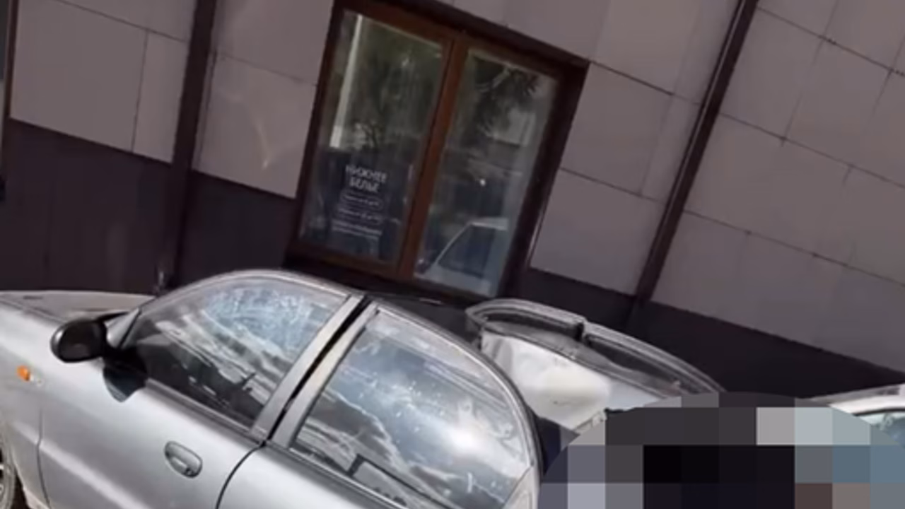 В Магнитогорске женщина упала с высоты на автомобиль
