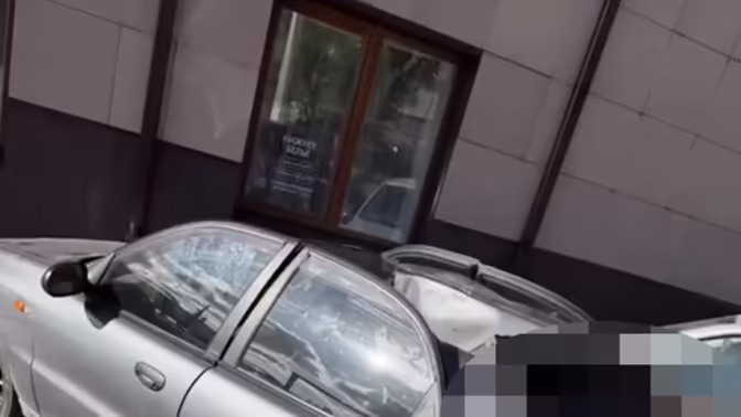 В Магнитогорске женщина упала с высоты на автомобиль