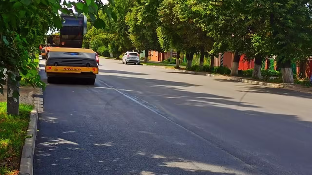 В Новочеркасске завершили работы по обустройству тротуара вдоль дороги на улице Сарматской