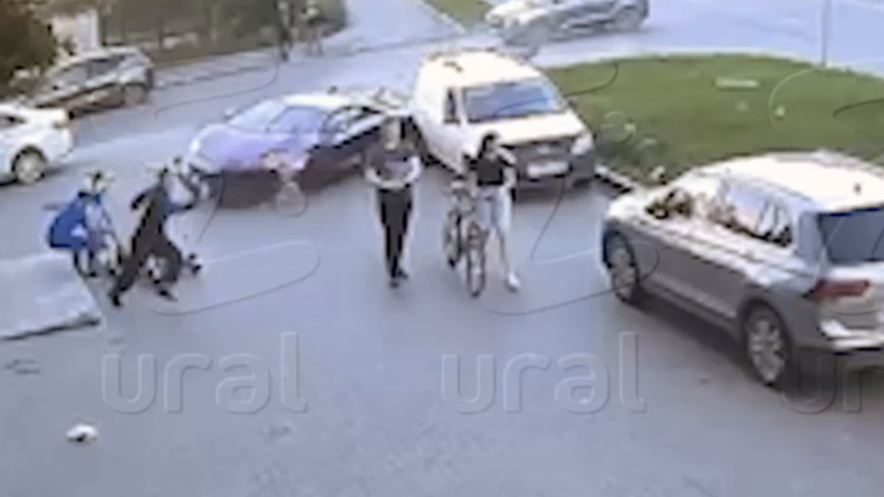 В Екатеринбурге на видео попал момент ДТП с сыном главы "Русской медной компании"