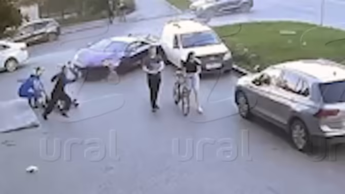 В Екатеринбурге на видео попал момент ДТП с сыном главы "Русской медной компании"