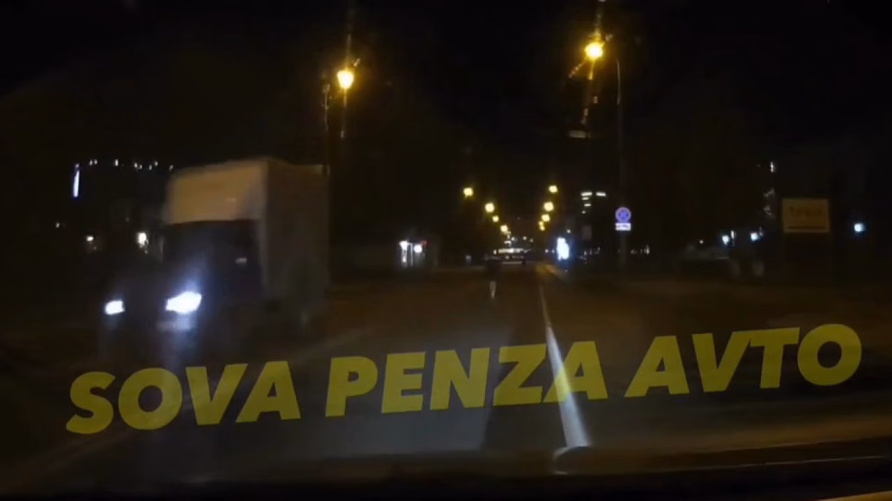В Пензе подростки на самокатах выехали на проезжую часть