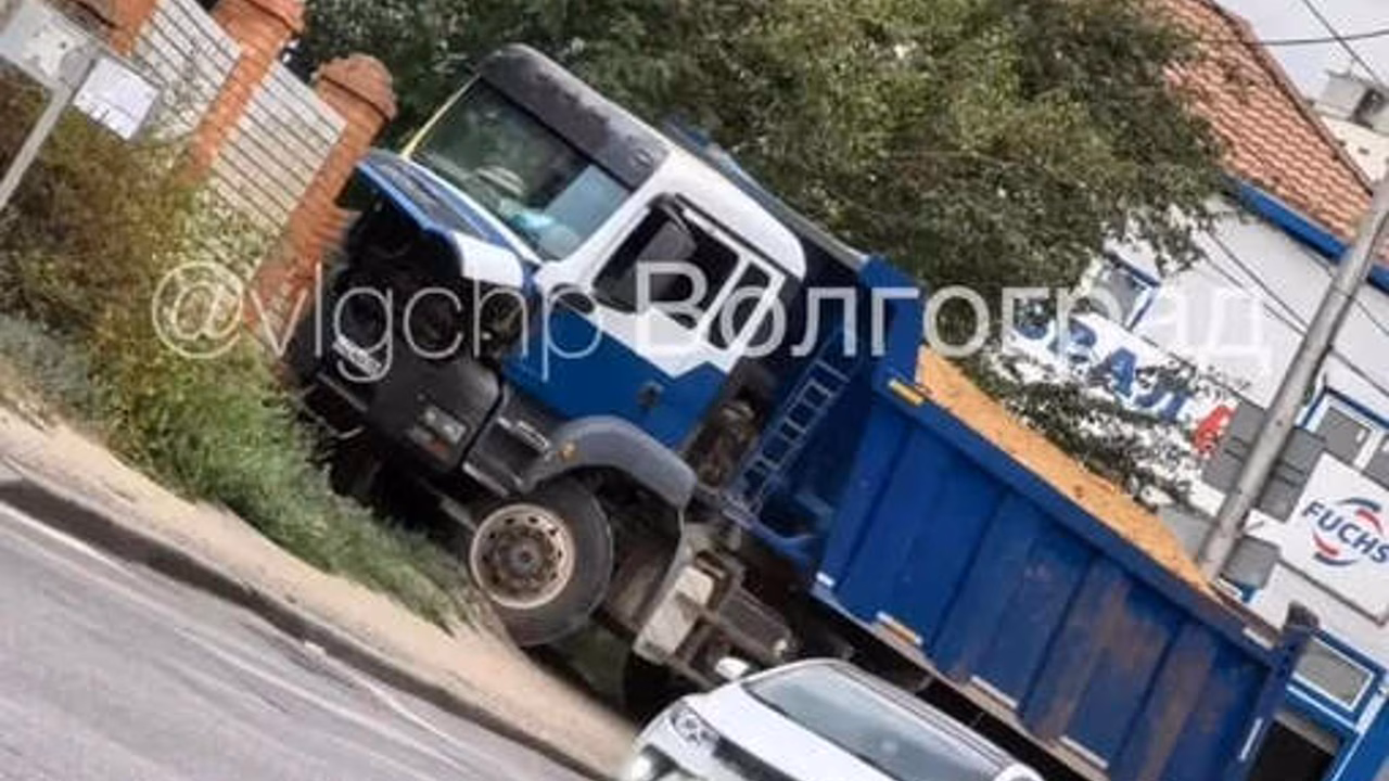 В Волгограде самосвал врезался в забор храма