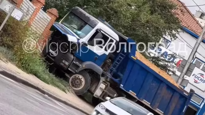 В Волгограде самосвал врезался в забор храма