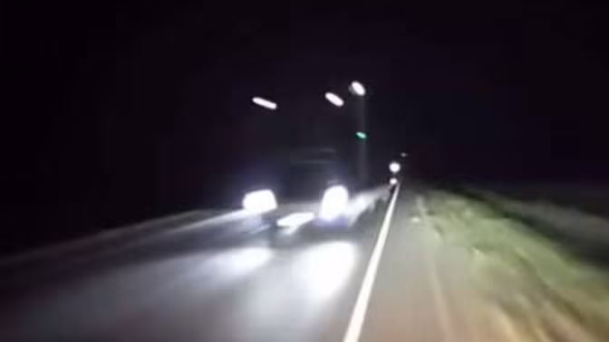 Под Красноярском водитель увернулся от лобового ДТП с фурой и попал на видео