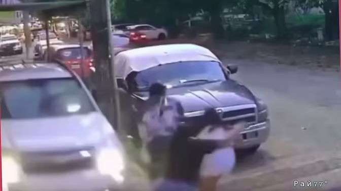 Легковушка едва не сбила мексиканскую семью из четырех человек