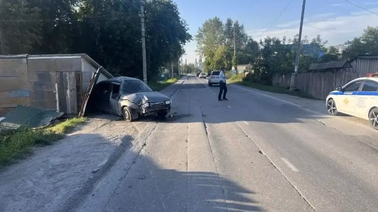 Водитель ВАЗ-2112 погиб после столкновения с воротами под Искитимом