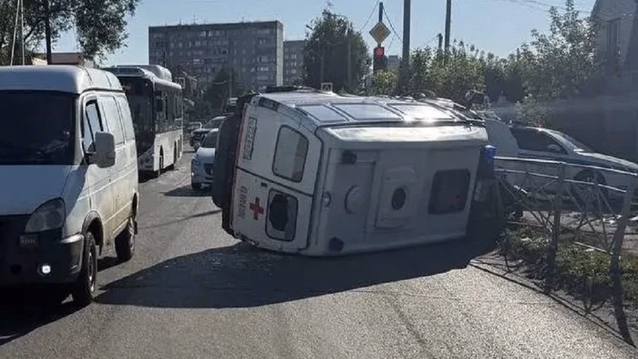 Трое медиков пострадали в перевернувшейся после ДТП "скорой" в Омске