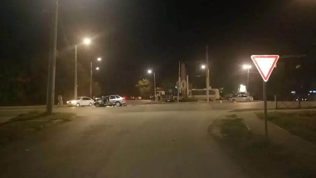 В Оренбурге на улице Беляевской столкнулись два авто, есть пострадавший