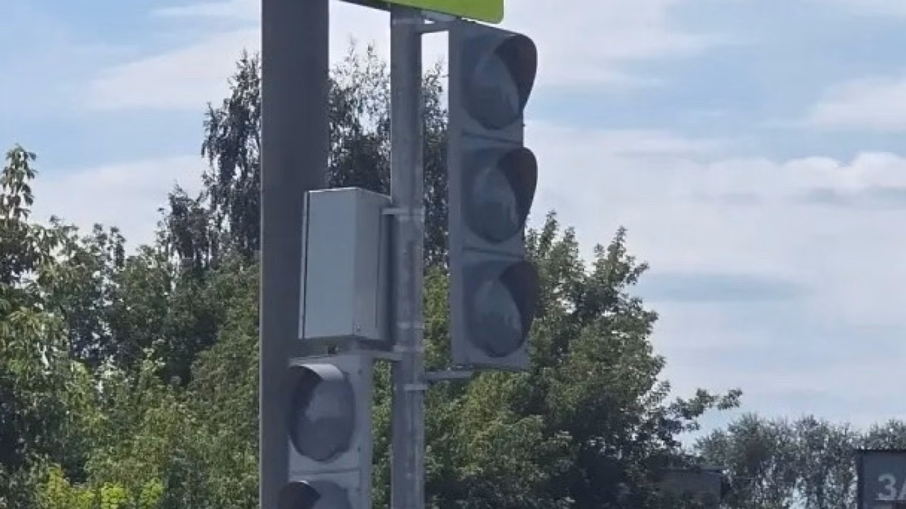 На аварийном перекрестке в Кузнецке установили светофор