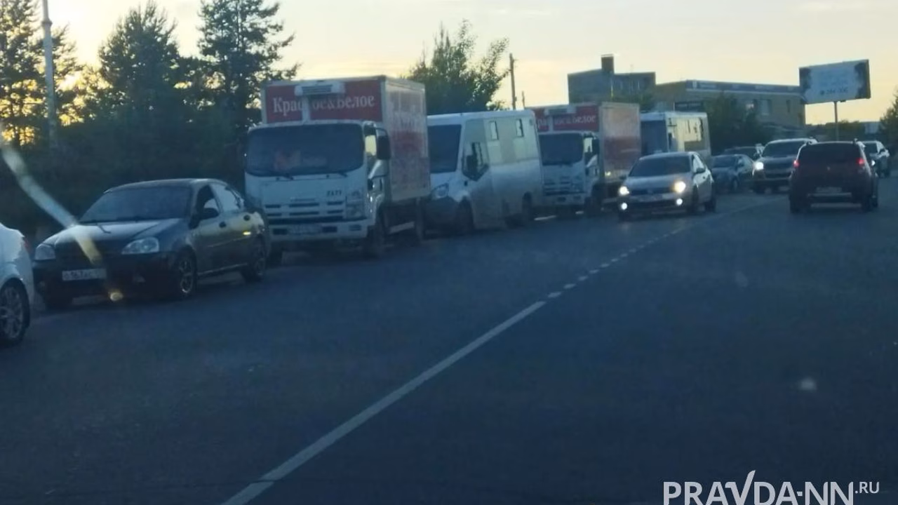 Упавший светофор заблокировал движение на площади Лядова