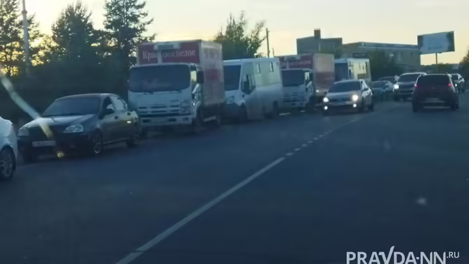 Упавший светофор заблокировал движение на площади Лядова