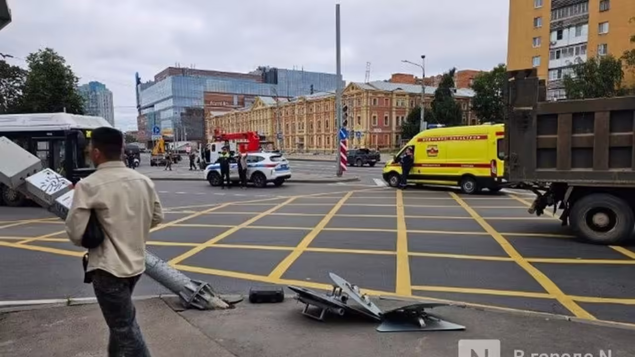 Опубликованы фото с места ДТП на площади Лядова в Нижнем Новгороде