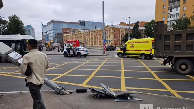 Опубликованы фото с места ДТП на площади Лядова в Нижнем Новгороде