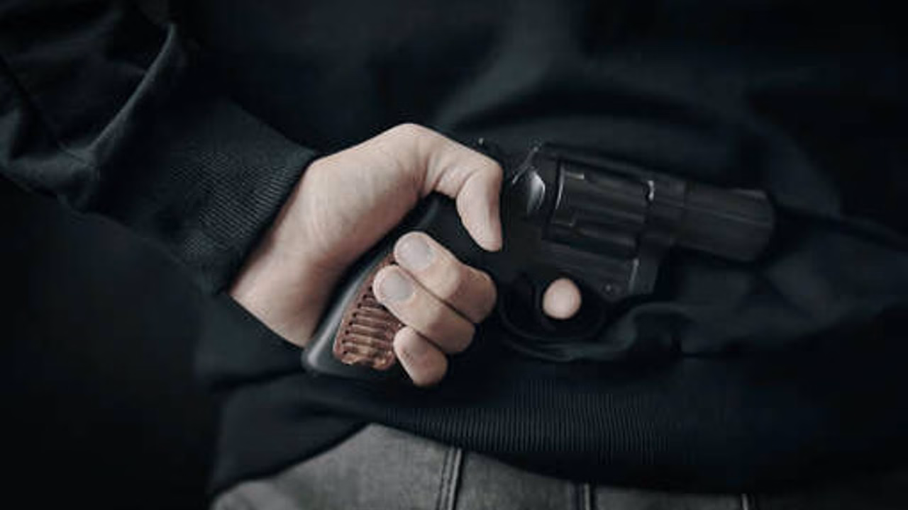 В Екатеринбурге мужчины обстреляли такси с девушками после отказа в знакомстве