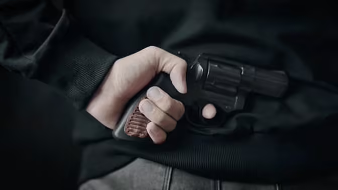 В Екатеринбурге мужчины обстреляли такси с девушками после отказа в знакомстве