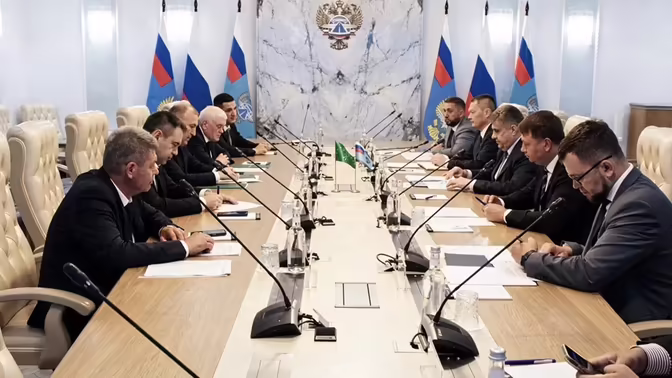 Глава Адыгеи и руководитель Росавтодора обсудили дорожные проекты в республике