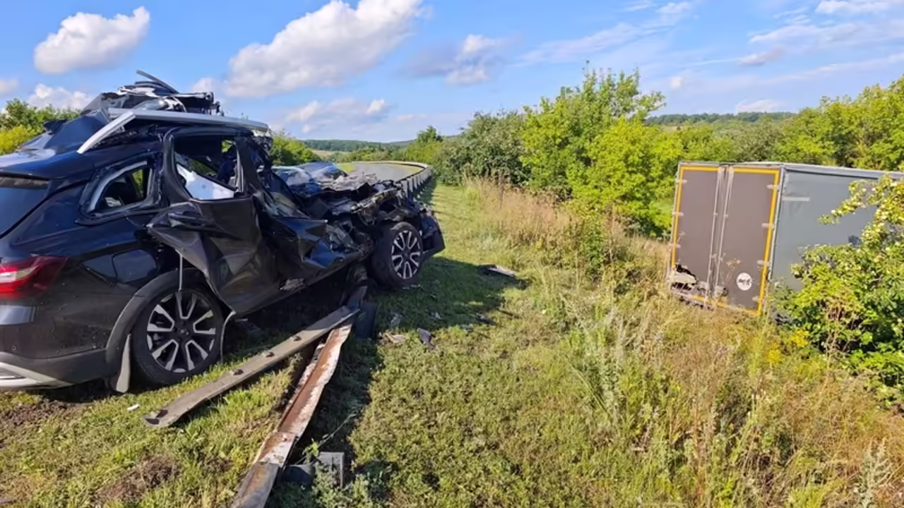 В Бековском районе «Lada Vesta» врезалась в стоявшую на дороге машину, один человек погиб