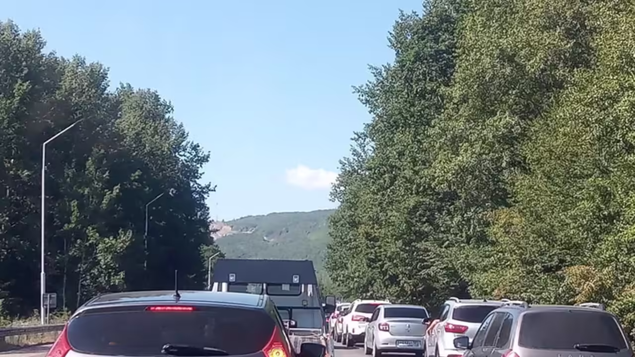 13 августа на М-4 и курортах Кубани сообщили о пробках и дефиците бензина