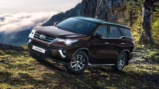 В РФ начали продавать семиместный внедорожник Toyota Fortuner с турбодизелем за 4,5 млн рублей