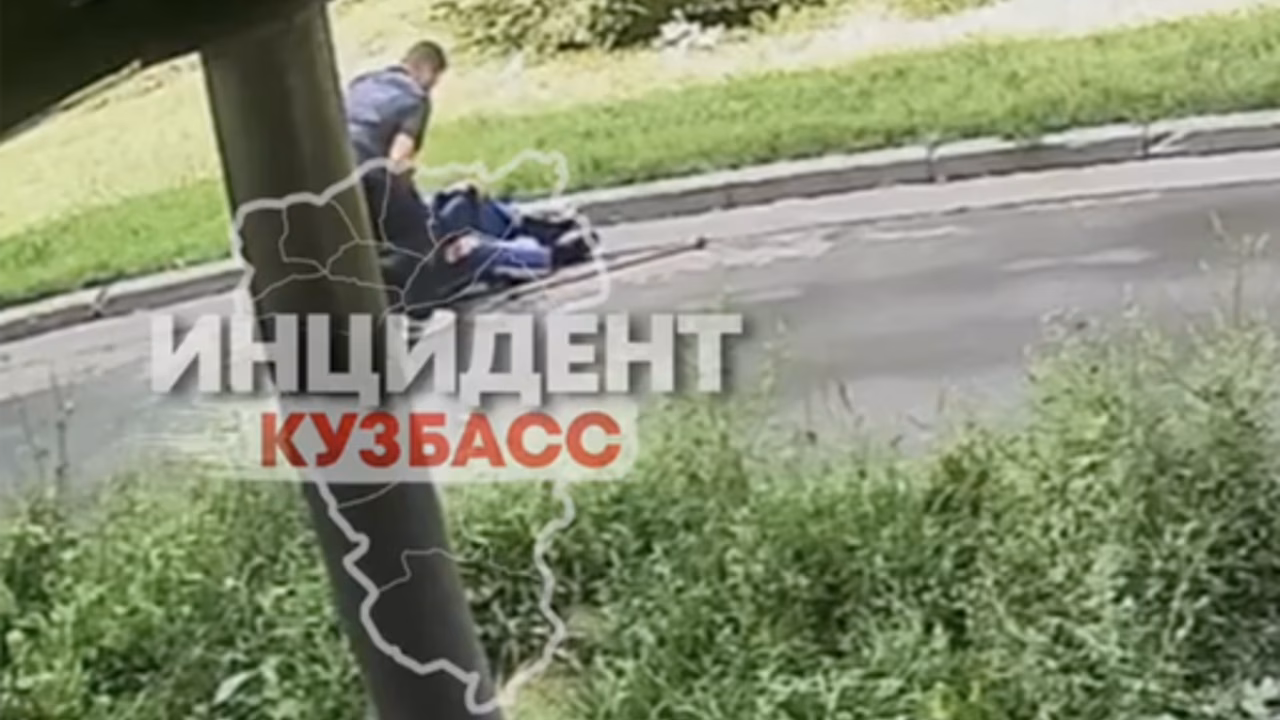 В Кемерове водитель такси сбил пенсионера, оставил ему 700 рублей и скрылся