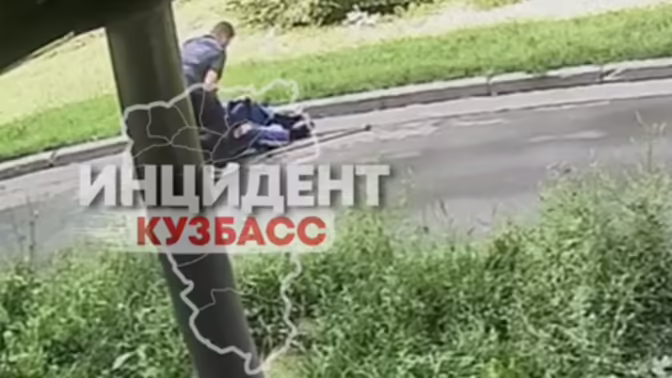 В Кемерове водитель такси сбил пенсионера, оставил ему 700 рублей и скрылся