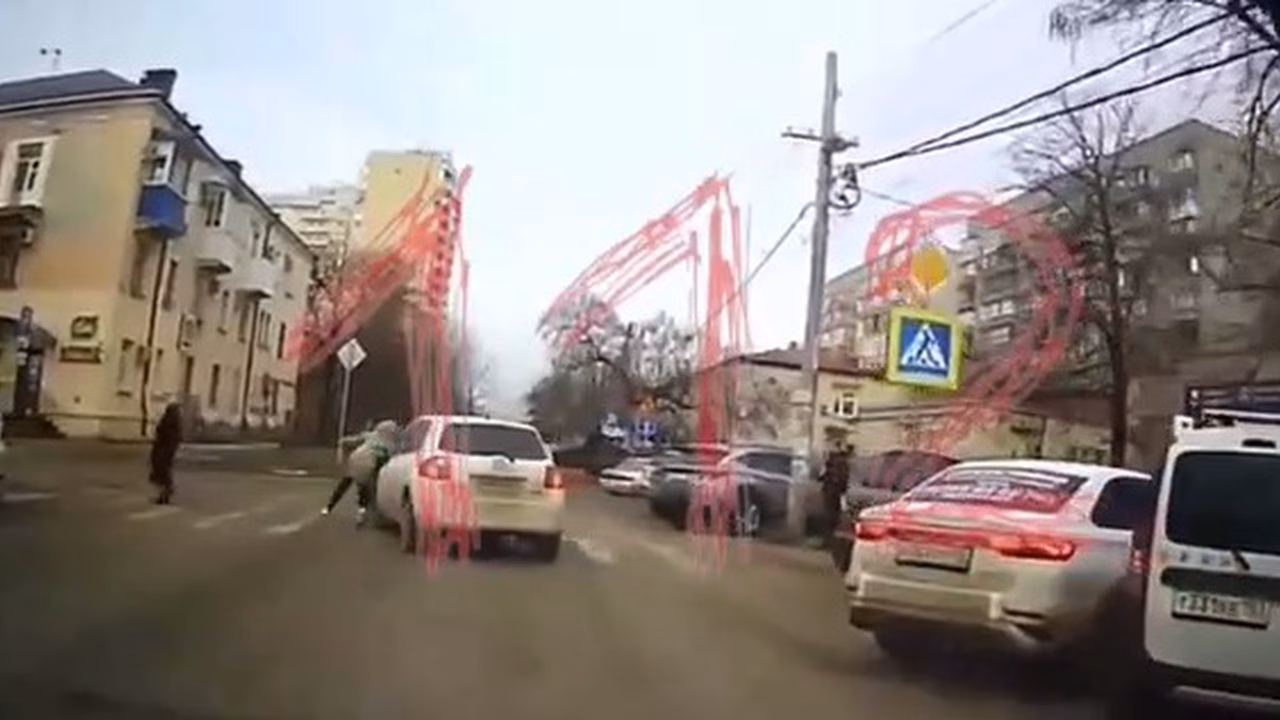 «112»: Водитель сбила шестилетнюю девочку с ДЦП на пешеходном переходе в Краснодаре