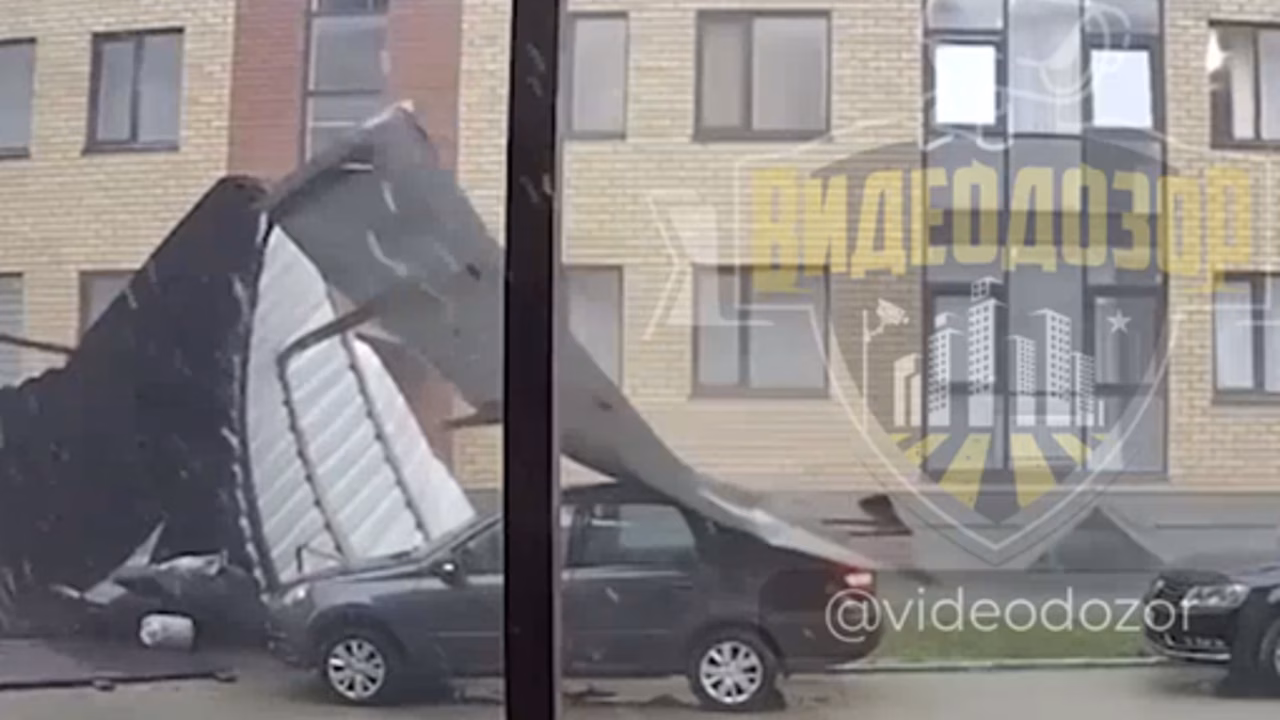 В Башкирии на видео попало, как ветер обрушил на автомобили крышу дома