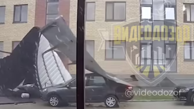 В Башкирии на видео попало, как ветер обрушил на автомобили крышу дома