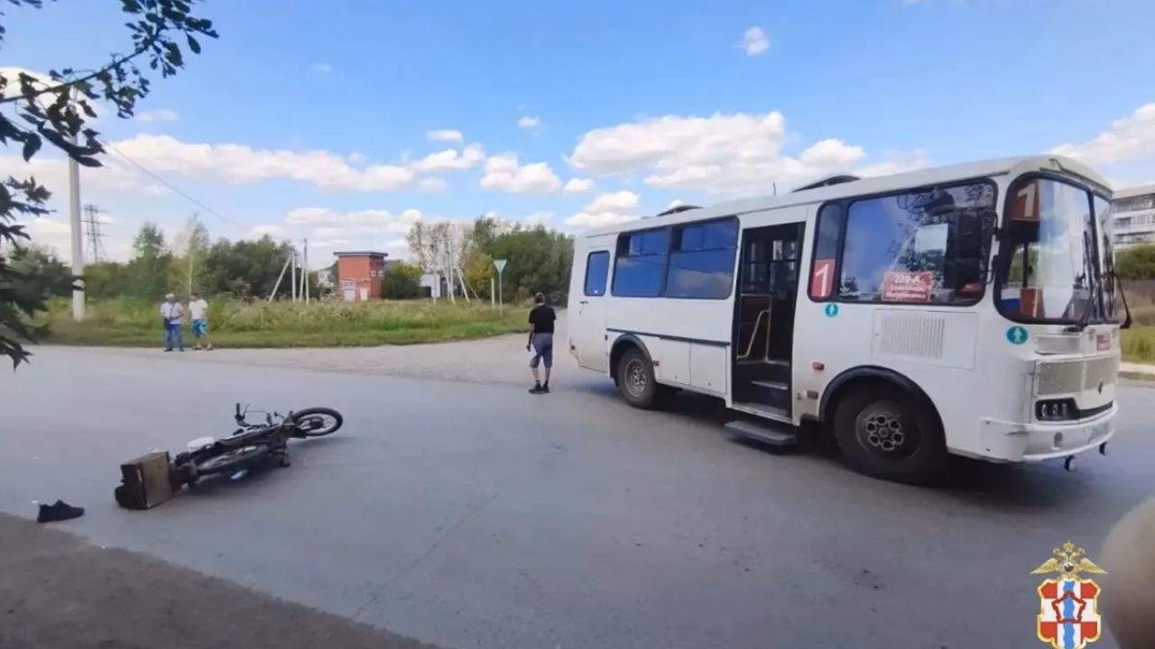 В Омской области пассажирский автобус столкнулся с мопедом