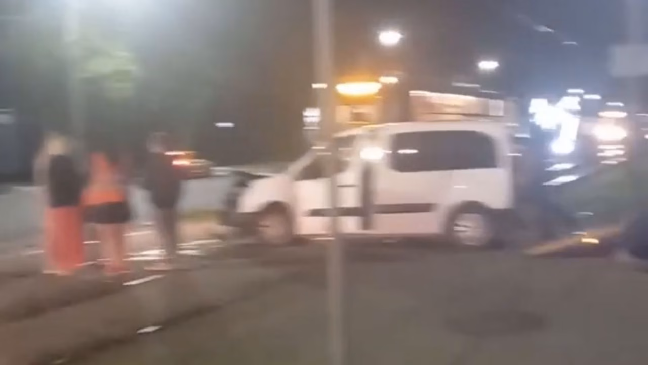 В Криволучье трамвай сбил автомобиль, пострадавших нет
