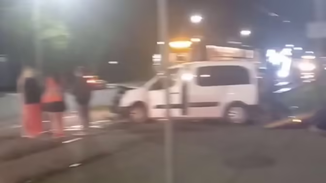В Криволучье трамвай сбил автомобиль, пострадавших нет