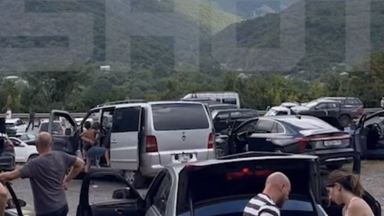 Около тысячи человек застряли в километровой пробке на границе России и Грузии