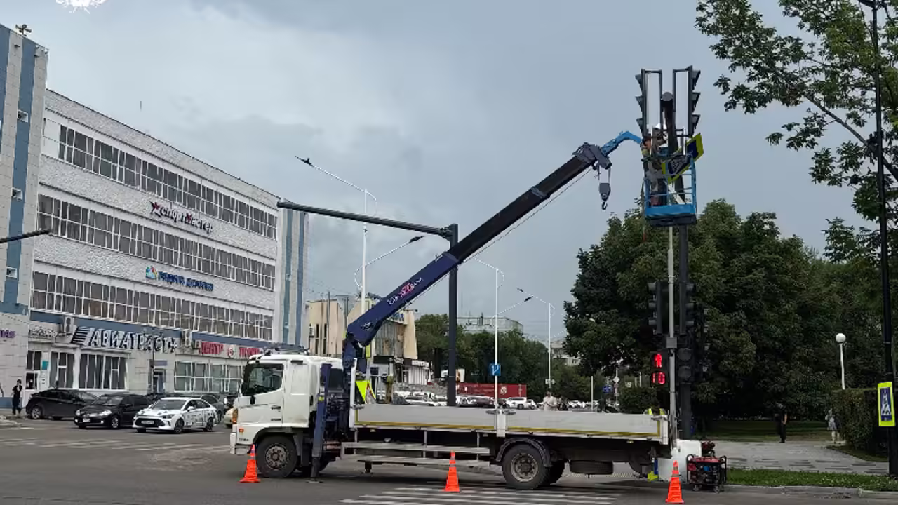 В Благовещенске установили около 30 консольных светофоров