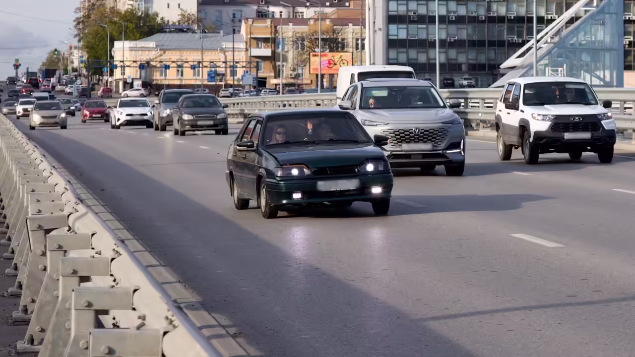 В Ростове на улице Привокзальной, 3/1, запретят стоянку транспорта