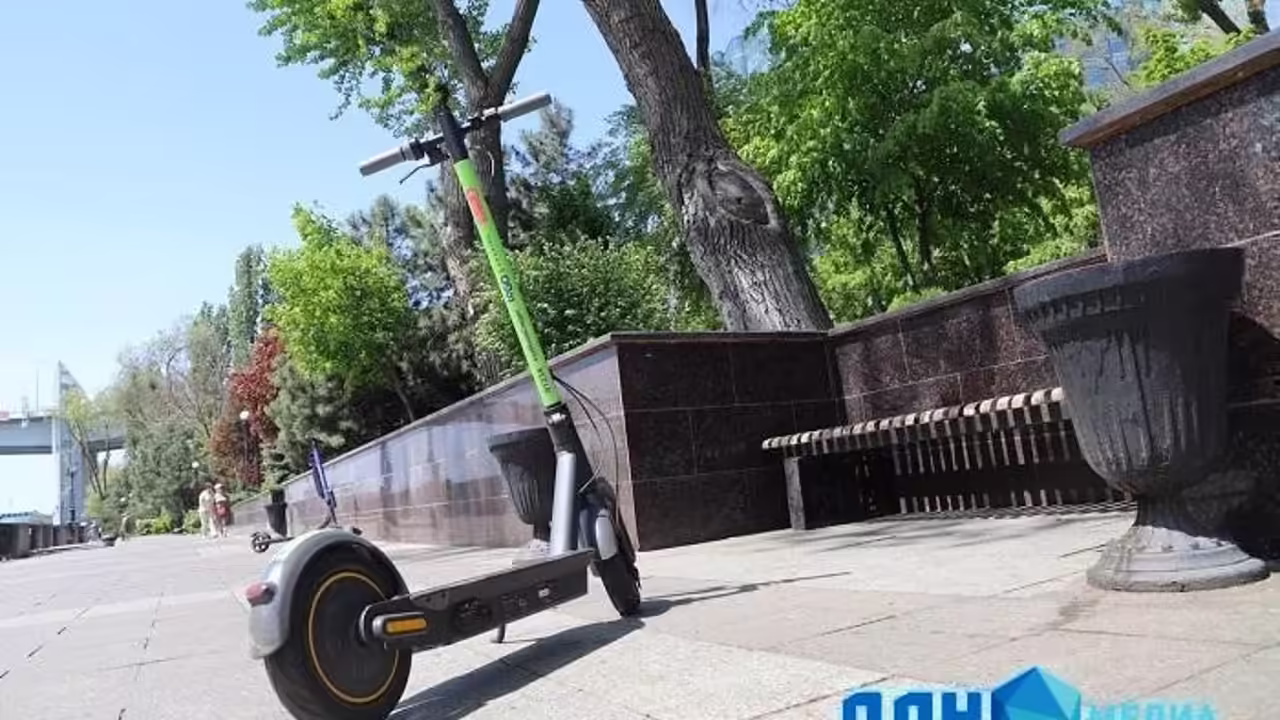 Иномарка столкнулась с несовершеннолетним самокатчиком в Ростове